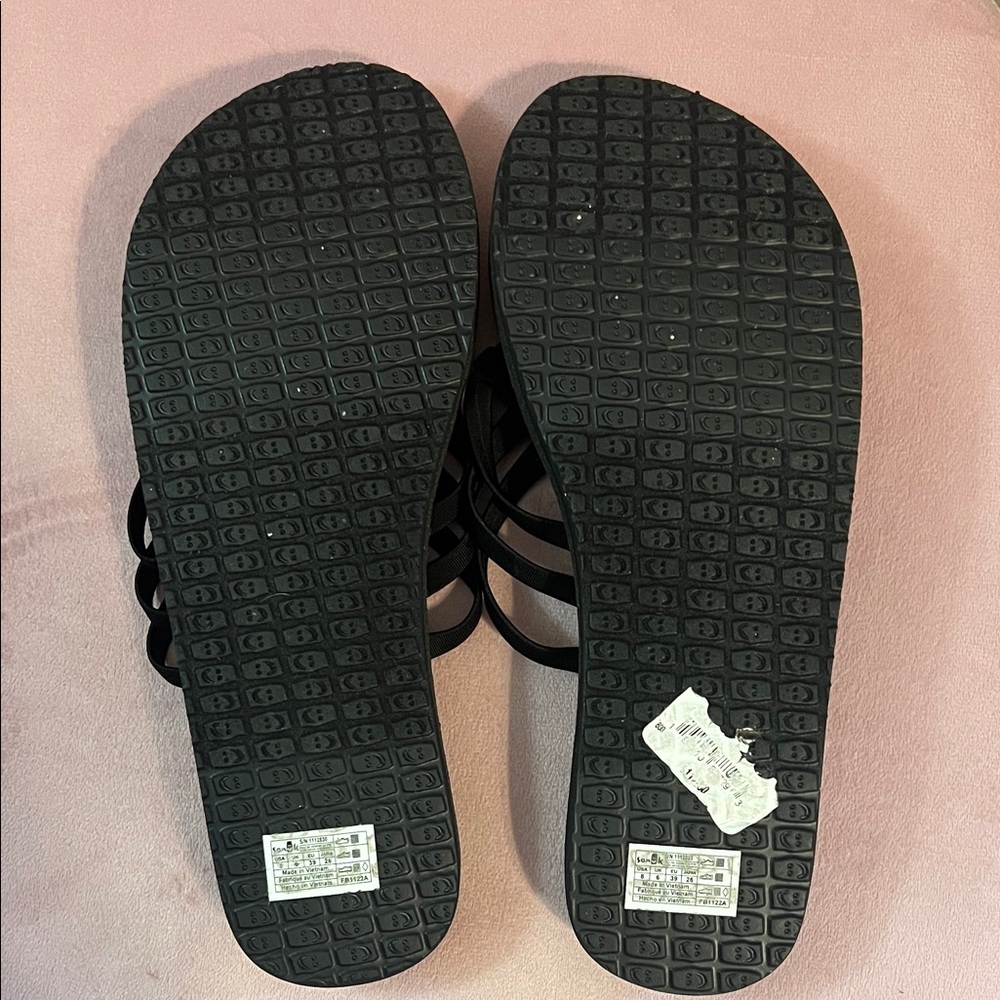 Sanuk Women's Black Strappy Sandals size 8 new - Picture 2 of 2